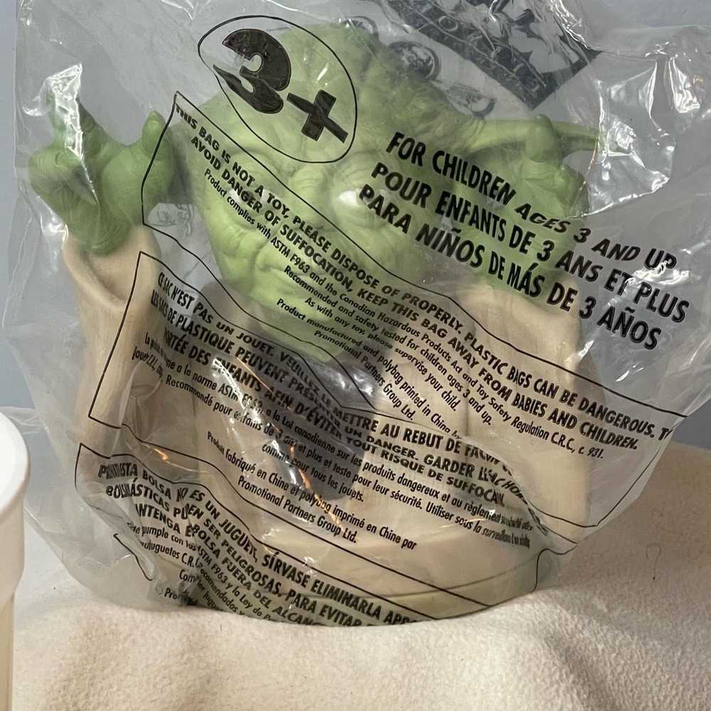 Yoda Cup Topper NWT, cup and straw included. Star Wars Vintage 1999 collectible